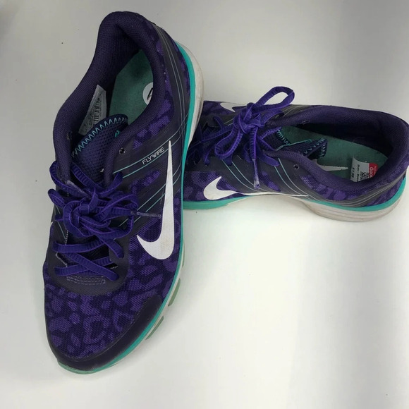 Nike woman’s running/walking shoes.  Size 6. - Picture 1 of 8